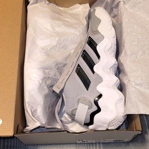 Womens sneakers new 8.5